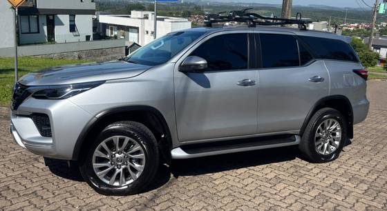 TOYOTA HILUX SW4 2.8 D-4D TURBO DIESEL SRX 4X4 AUTOMÁTICO TOYOTA HILUX SW4 2.8 D-4D TURBO DIESEL SRX 4X4 AUTOMÁTICO
